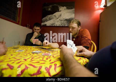 Eine Gruppe von Männern entspannt durch das Spiel Cribbage am Mt. Washington-Observatorium. Stockfoto