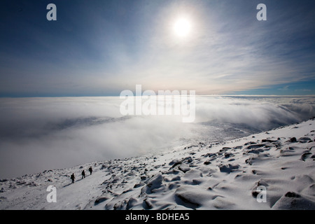 Wanderer in der Ferne sehen überqueren Mt. Washington, unter strahlender Sonne und dicken undercast Stockfoto