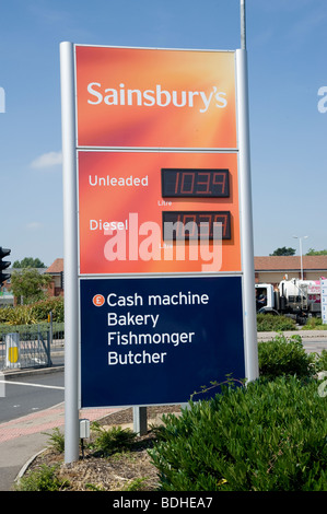 Melden Sie sich außerhalb eines Sainsburys Supermarkt und Tankstelle, die den Preis des Kraftstoffs. Stockfoto