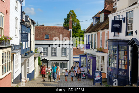 Alte Geschäfte führt zu Kai in Lymington Stockfoto