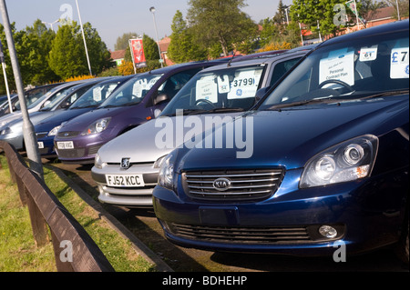 Autos zum Verkauf auf dem Vorplatz eines Autohauses in Market Harborough, Leicestershire, England Stockfoto