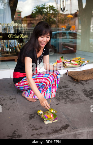 Indonesien, Bali, Kuta, Legian Straße, Frau platzieren Hindu täglich mit externen shop Stockfoto