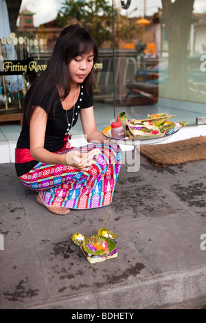 Indonesien, Bali, Kuta, Legian Straße, Frau, Platzierung, Hindu, die täglich mit externen shop Stockfoto