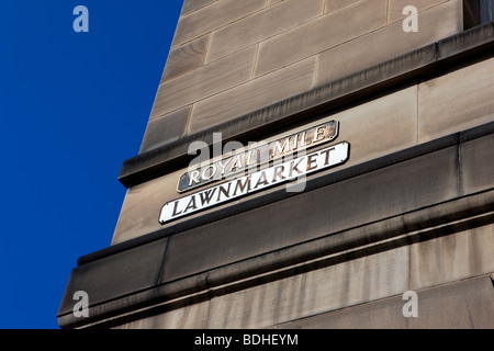 Königliche Meile Straße und Lawnmarket district Schilder an Edinburghs Royal Mile Stockfoto