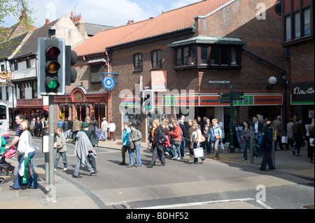 Fußgänger beim Überqueren der Straße an der Ampel im Stadtzentrum von York, England Stockfoto