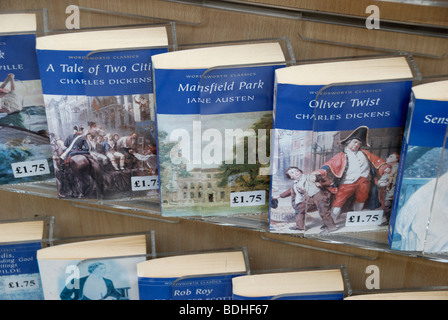 Anzeige der klassische englische Romane in Buchhändler Fenster Stockfoto