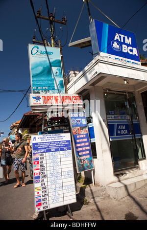 Indonesien, Bali, Kuta, Poppies Gang 2 Banken Geldautomaten im touristischen Bereich Stockfoto