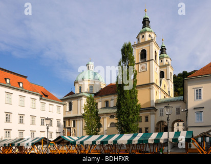 Ljubljana, Slowenien. Kathedrale von St. Nikolaus und Pogarcarjev Trg (Marktplatz) Stockfoto