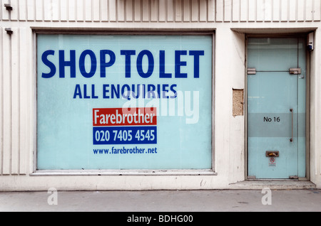 Leer-Shop mit SHOP, lassen Sie Schild im Fenster Stockfoto