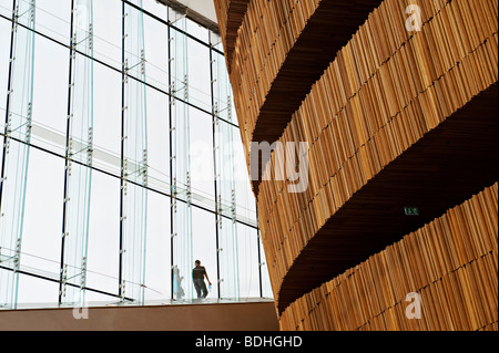 Interieur des Opernhauses von Oslo (Operahuset), Oslo, Norwegen. Entworfen von den norwegischen Architekten Snohetta und eröffnet im Jahr 2008 Stockfoto