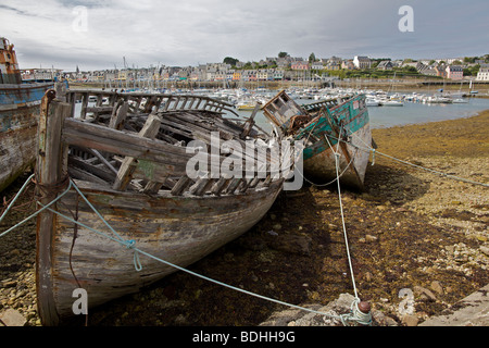 Camaret in Brittany France mit Fäulnis Boote im Vordergrund. Stockfoto