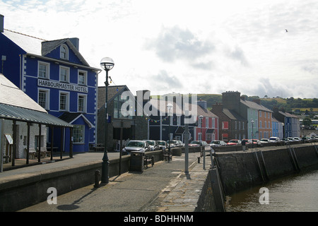 Bunte Häuser Hotels und Ferienhäusern rund um Aberaeron Hafen, Ceredigion, West Wales, UK Stockfoto