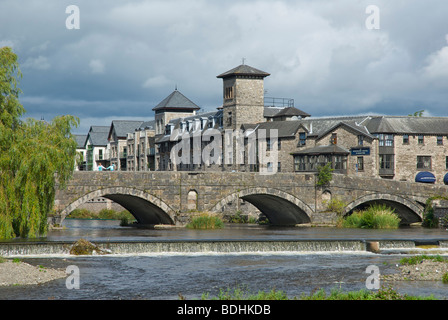 Riverside Hotel und Stramongate Brücke über den Fluss Kent, Kendal, Cumbria, England UK Stockfoto