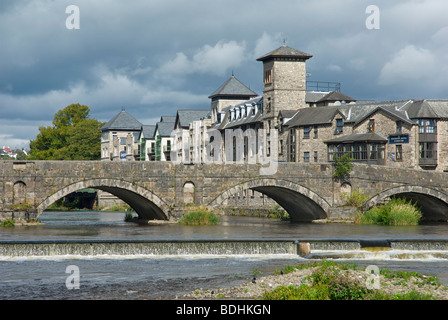 Riverside Hotel und Stramongate Brücke über den Fluss Kent, Kendal, Cumbria, England UK Stockfoto