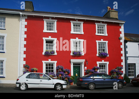 Eine beliebte und bunten Bed &amp; Breakfast Hotel mit Blick auf den Hafen in Aberaeron, Ceredigion, West Wales, UK Stockfoto