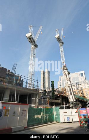 Krane auf London-Baustelle Stockfoto