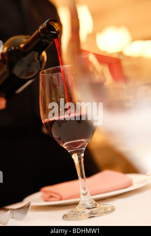 Rot Wein gegossen in Shimla Pinks Nachtclub. Stockfoto