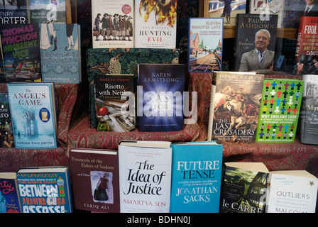 Hardcover Sachbücher in einem UK-Buchhandlung-Fenster Stockfoto