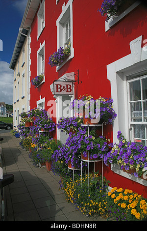 Eine beliebte und bunten Bed &amp; Breakfast Hotel mit Blick auf den Hafen in Aberaeron, Ceredigion, West Wales, UK Stockfoto