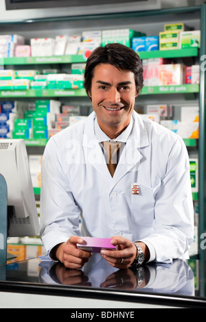 Porträt von Mitte adult Apotheker Blick in die Kamera Stockfoto
