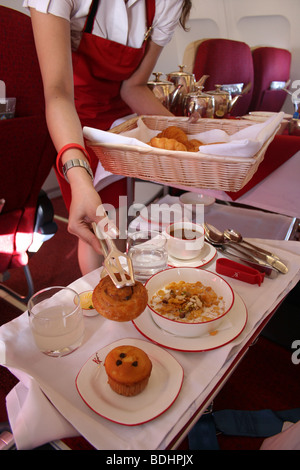 First Class Flugzeug Mahlzeit Stewardess Vorbereitung Stockfoto