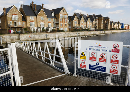 Warnschild am Betreten der Promenade. Stockfoto