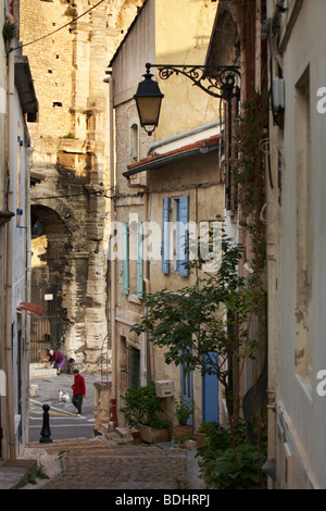 Straßenszene vor Arles Arena, Arles, Provence-Alpes-C Te d ' Azur, Frankreich Stockfoto