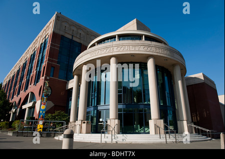 Im Whatcom county Courthouse in Bellingham, Washington, ist ein schönes Beispiel für die Vermischung der 1940er Jahre und postmoderner Architektur. Stockfoto