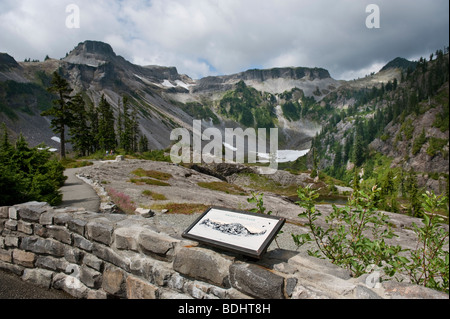 Ansichten aus der Chain Lakes Trail, in der Nähe von Mt. Baker, enthalten Mt. Shuksan und seine Gletscher, Täler mit Wildblumen und die Seen. Stockfoto