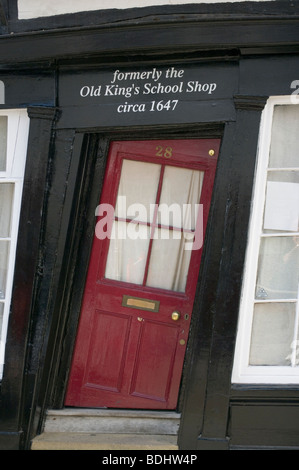 Wonky rote Tür der alten Könige Schule Shop Palace Street Canterbury Kent England Stockfoto