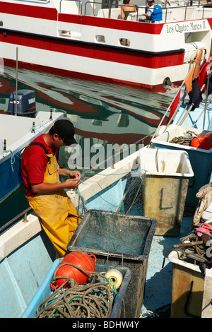 Angelboote/Fischerboote im Hafen von Les Stes-Maries De La Mer, Camargue, Languedoc-Roussillon, Frankreich Stockfoto