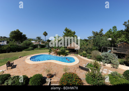 Blick über privaten Schwimmbad und Garten bis zum Meer, Javea / Xabia, Provinz Alicante, Comunidad Valenciana, Spanien Stockfoto