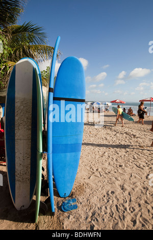 Indonesien, Bali, Kuta, Strand, Surfbretter mieten ruht auf Sand am Gewässerrand Stockfoto