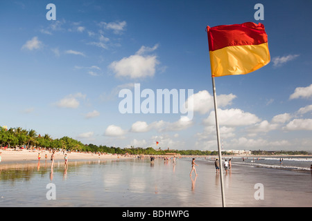 Indonesien, Bali, Kuta, Strand, gelb und rot sicheres Baden Flagge über Untiefen Stockfoto