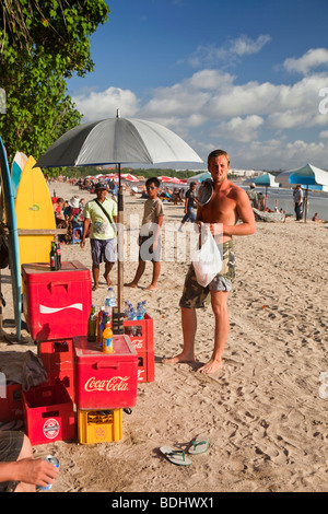 Indonesien, Bali, Kuta, Strand, Urlauber bei Anbietern kalte Getränke Kühlbox Stockfoto