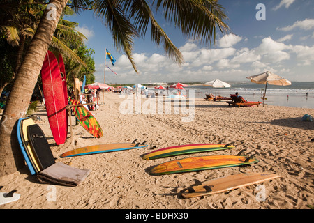 Indonesien, Bali, Kuta, Strand, Surfbretter zu vermieten Stockfoto