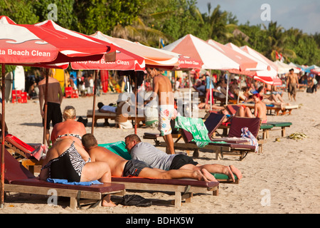 Indonesien, Bali, Kuta, Strand, Leute, Sonnenbaden Stockfoto