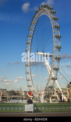 Gebratene Kastanien auf Westminster Bridge mit dem London Eye im Hintergrund stehen. Stockfoto