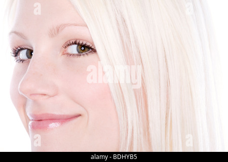 junge Frau mit blonden Haaren lächelnd, Nahaufnahme Stockfoto