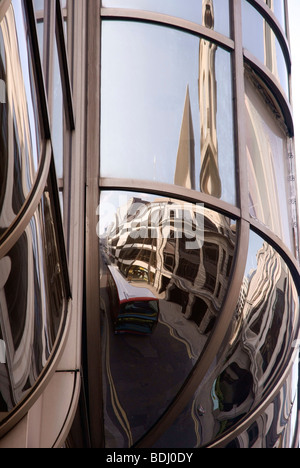 Reflexionen von einem roten Londoner Doubledeck-Bus in eine Stadt Bürofenster verzerrt Stockfoto