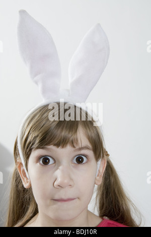 Schönes Mädchen in Hasenohren Augen. Viele Exemplar und Platz für Text auf dieser zu isolieren. Auf der Suche mit weit aufgerissenen Augen Stockfoto