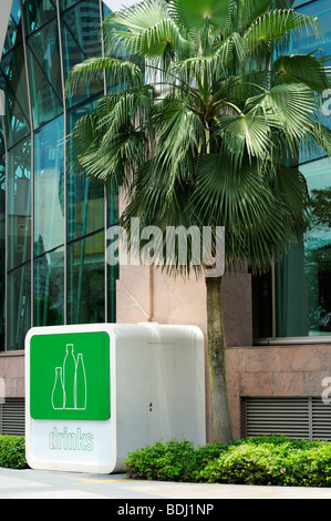 Ein Stand, an dem Getränke vor den Esplanade-Theatern, Singapore SIN, verkauft werden Stockfoto