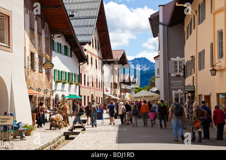 Stadtzentrum Mittenwald mit Karwendelgebirge in den Bayerischen Alpen-Deutschland-Europa Stockfoto