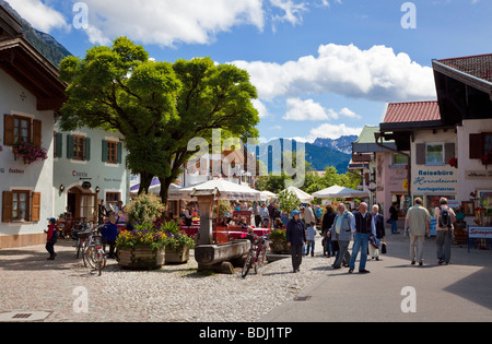 Einkaufsstraße in Mittenwald mit bemalten Läden in den Bayerischen Alpen-Deutschland-Europa Stockfoto