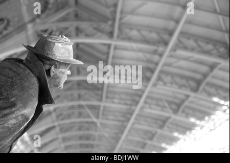 Statue von Sir John Betjeman blickt auf das neue Dach in St. Pancras International Station, London, UK. Statue von Martin Jennings. Stockfoto