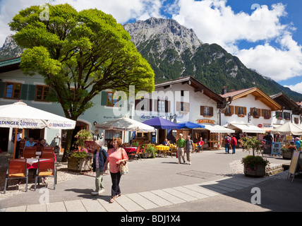 Einkaufsstraße im Zentrum der Stadt von Mittenwald mit Karwendelgebirge in den Bayerischen Alpen-Deutschland-Europa Stockfoto