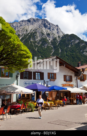 Einkaufsstraße in Mittenwald mit Karwendelgebirge in den Bayerischen Alpen-Deutschland-Europa Stockfoto