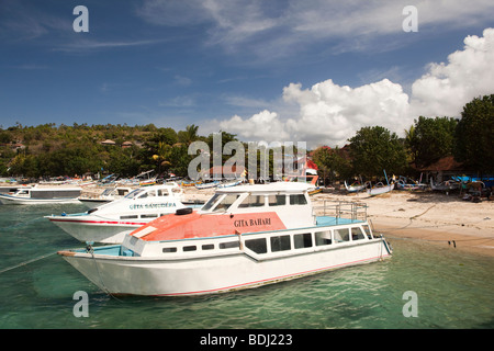 Indonesien, Bali, Padangbai, Sportboote vor Anker in der Bucht Stockfoto