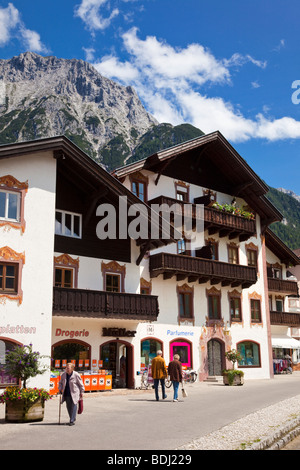 Einkaufsstraße in Mittenwald mit Karwendel in den Bayerischen Alpen, Bayern, Deutschland, Europa Stockfoto