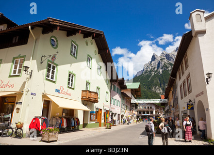 Mittenwald, Deutschland - Einkaufsstraße mit Karwendelgebirge in den Bayerischen Alpen, Deutschland, Europa Stockfoto